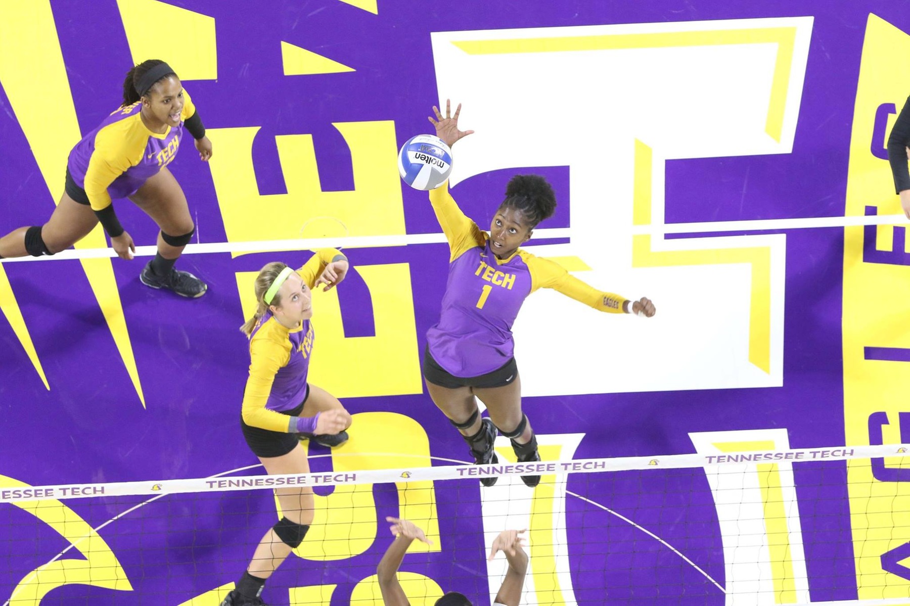 Volleyball falls short at Eastern Illinois