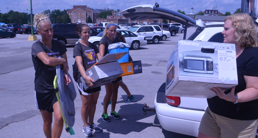 Golden Eagle athletes help with Great Move In Day