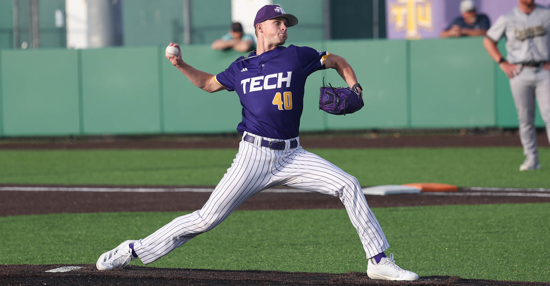 Lions edge Golden Eagles in 1-0 pitcher's duel