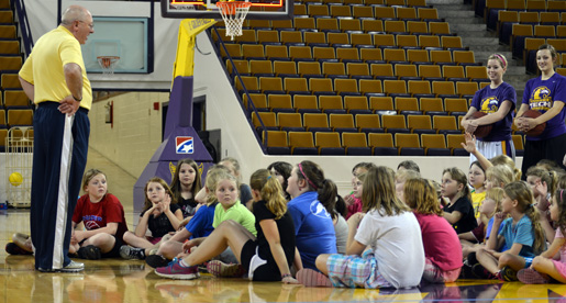 Women's Basketball hosts local Girl Scouts