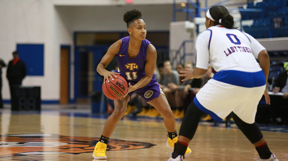 Women’s basketball looks to continue undefeated league start with home opener against SIUE