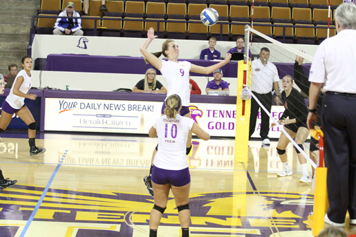 Volleyball stumbles against Ole Miss, Gray  receives All-Tournament honors