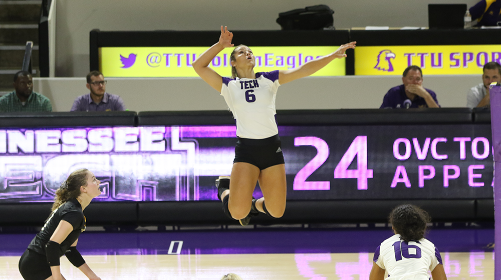 Volleyball edges out Western Illinois in five-set home opener