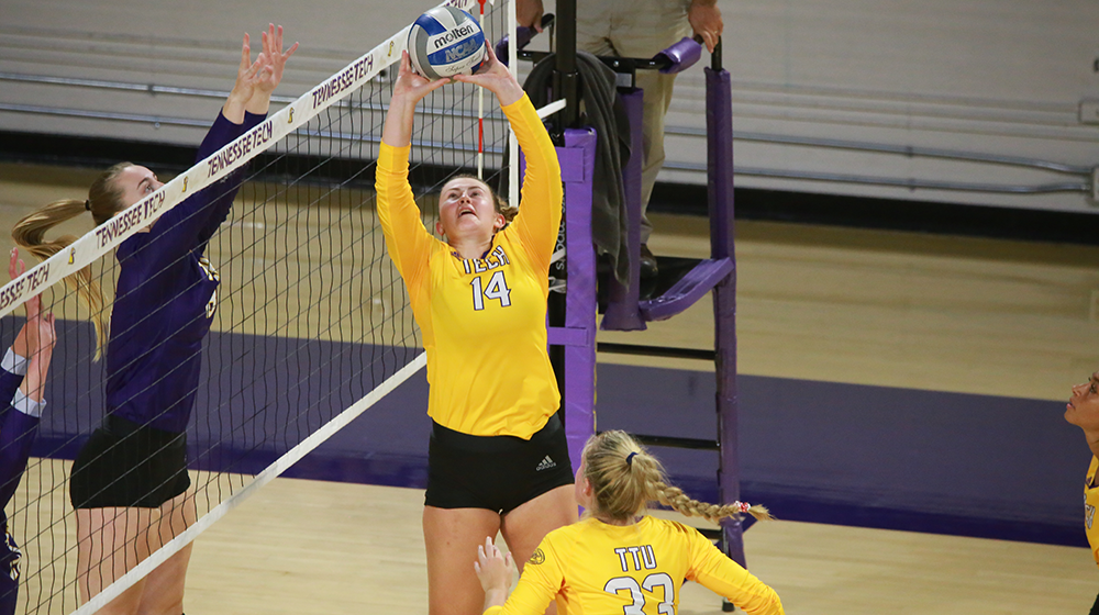 Volleyball drops tight five-set battle at Evansville